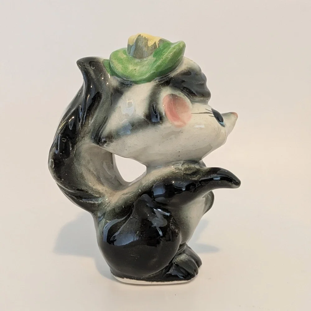 Vintage Skunk Couple Salt And Pepper Shakers Anthropomorphic Hats Japan‎